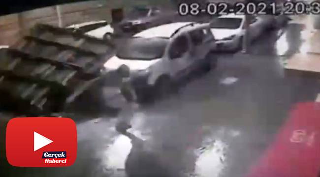Binanın çatısı uçtu, koşarak ölümden kurtuldu