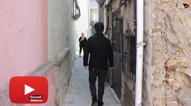 Bu sokaktan iki kişi yan yana geçemiyor