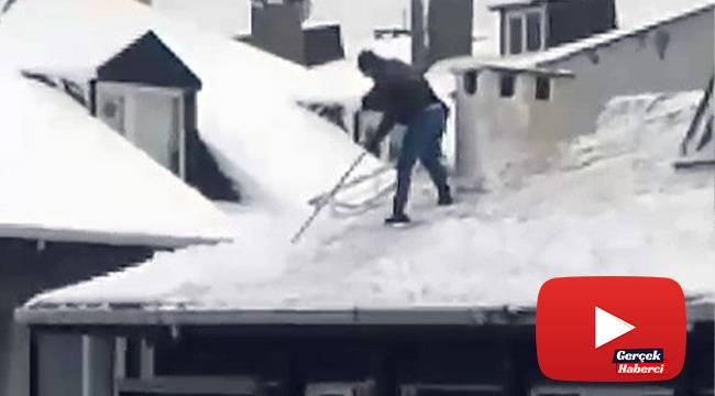 Çatıda tehlikeli kar temizleme anı kamerada