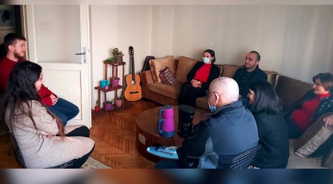 CHP, Boğaziçi eylemlerine katıldıkları gerekçesiyle ev hapsi cezası verilen öğrencileri ziyaret etti