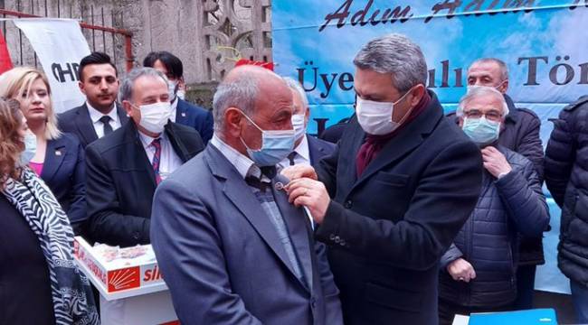 CHP’ye Sincan’da 465 yeni üye: Rozetleri Oğuz Kaan Salıcı taktı