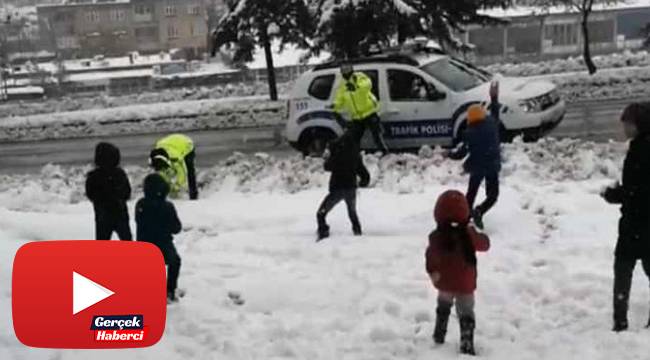 Diyarbakır’da polisler çocuklarla kar topu oynadı