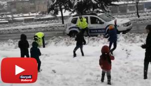 Diyarbakır’da polisler çocuklarla kar topu oynadı