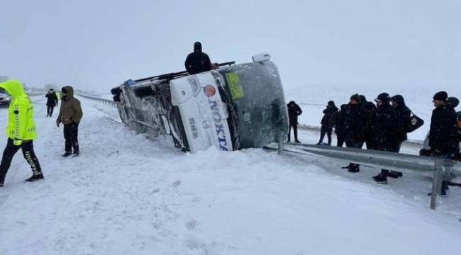 Fatsa Belediyespor takımını taşıyan otobüs devrildi...