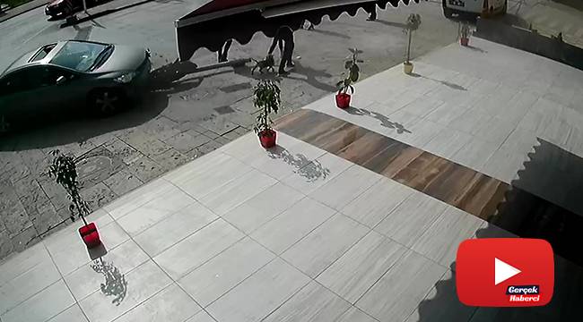 Fren yerine gaza basan kadın sürücü önce trafik ışığını ardından 3 yayayı ezdi