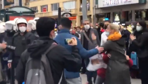Göstericilere müdahale eden polis hızını alamadı! Sivil polisi de gözaltına almak istedi