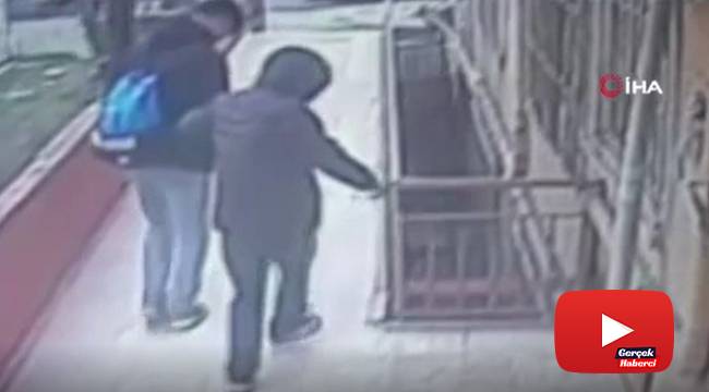 Güvenlik kamerasını gören hırsızlar binaya geri geri girdi