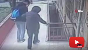 Güvenlik kamerasını gören hırsızlar binaya geri geri girdi