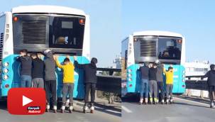 Halk otobüsünün arkasında çocukların tehlikeli paten yolculuğu