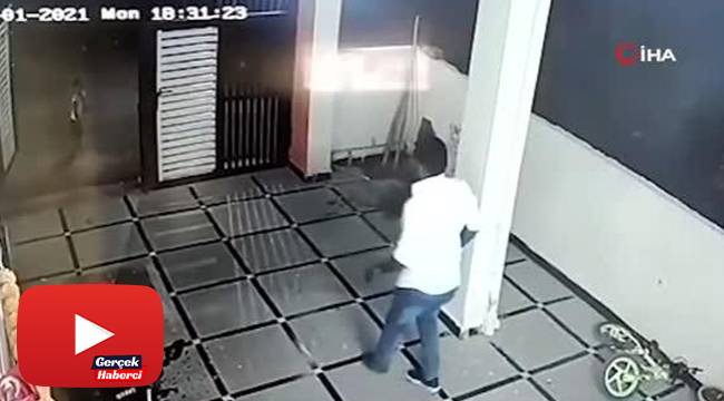 Hindistan'da baltalı saldırgan sokak ortasında kadına saldırdı