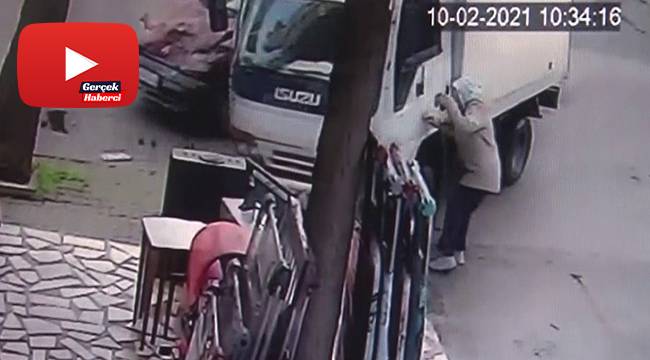 İki aracın altında kalmaktan son anda kurtuldu