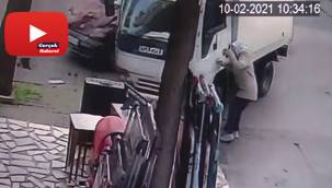 İki aracın altında kalmaktan son anda kurtuldu