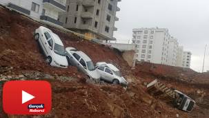 İstinat duvarı yıkıldı araçlar uçuruma yuvarlandı