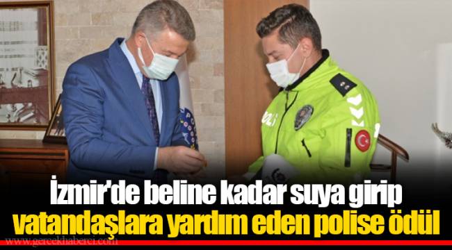 İzmir'de beline kadar suya girip vatandaşlara yardım eden polise ödül