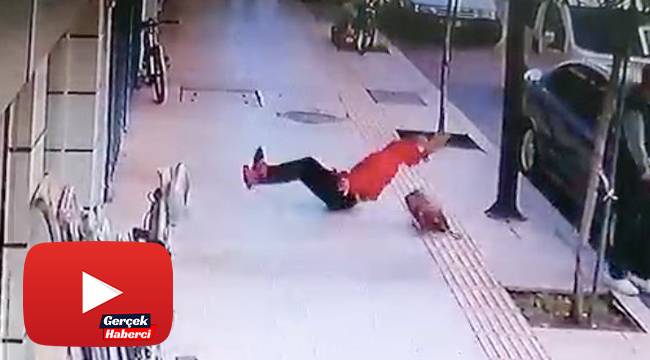 Kaldırımda yürüyen adamın ölümden saniyelerle kurtulduğu anlar kamerada