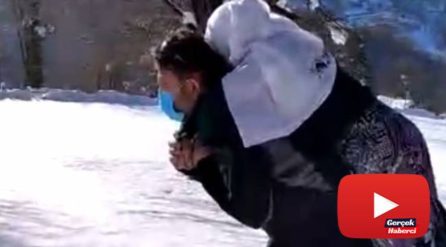 Karda yolu kapanan köydeki hastayı sırtlarında taşıdılar