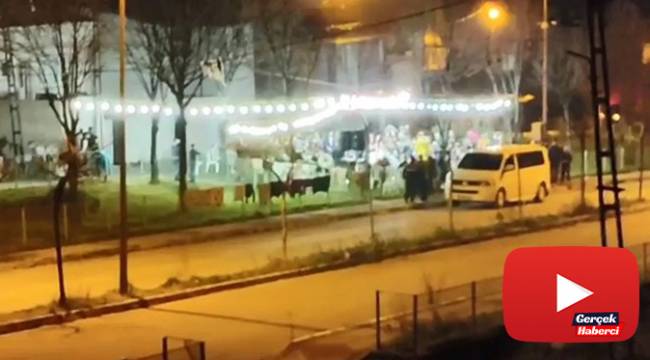 Koronavirüsü hiçe sayıp sokak düğünü düzenlediler