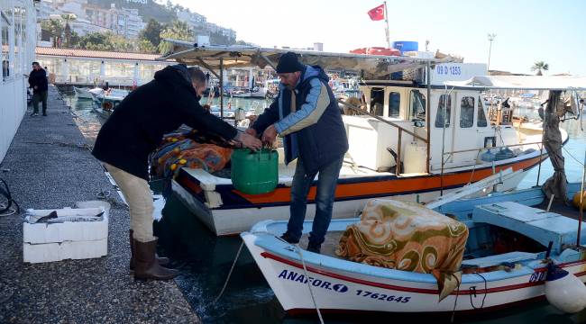 KUŞADASI BELEDİYESİ’NDEN BALIKÇI ESNAFINA MALZEME DESTEĞİ