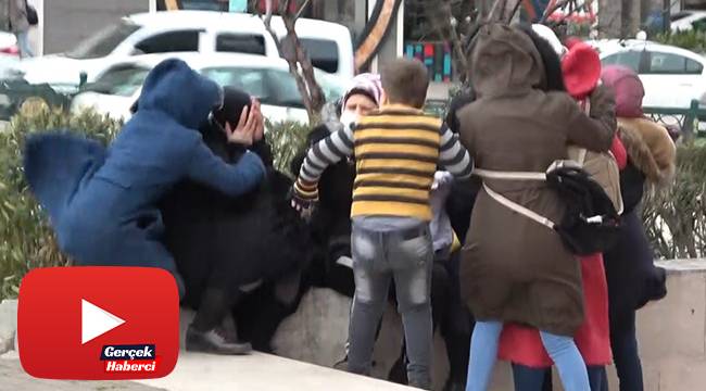 Lodosta uçmamak için bir birlerine tutundular