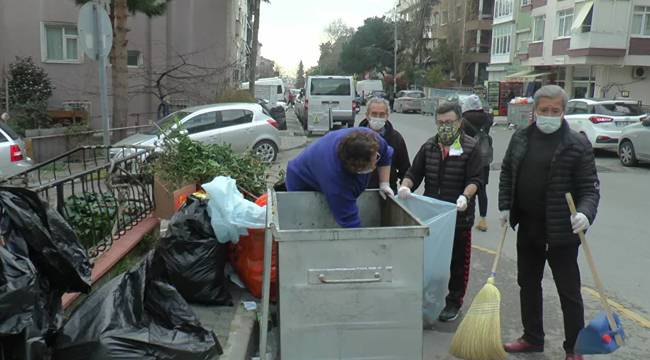 Maltepe'de grev nedeniyle toplanmayan çöpleri belediyeye destek için mahalleli topladı