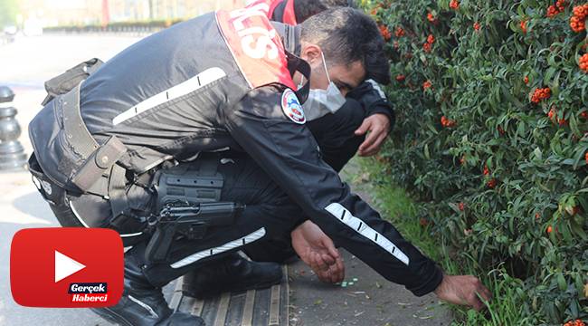 Nefes kesen kovalamacada polis yoldan tek tek uyuşturucu topladı