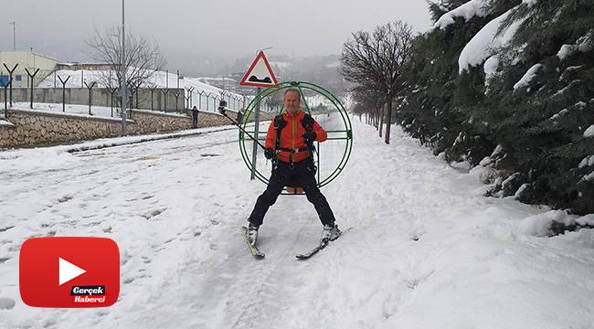 Paramotorla karların üzerinde kayak yaparak evine gidiyor