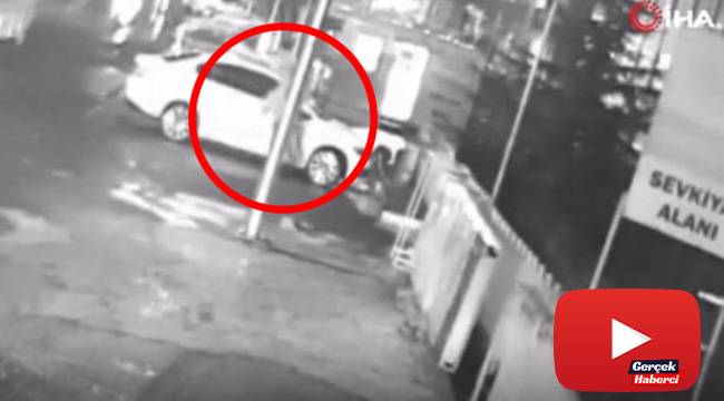 Park halindeki aracın aynasını tekme atarak kıran şahıs kamerada