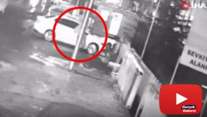 Park halindeki aracın aynasını tekme atarak kıran şahıs kamerada