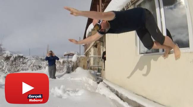 Pencereden kara balıklama daldı