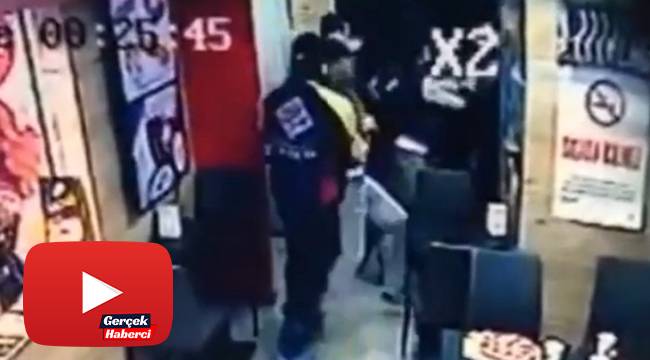 Pizzacıda peçete kutulu, tekme ve yumruklu kavga kamerada