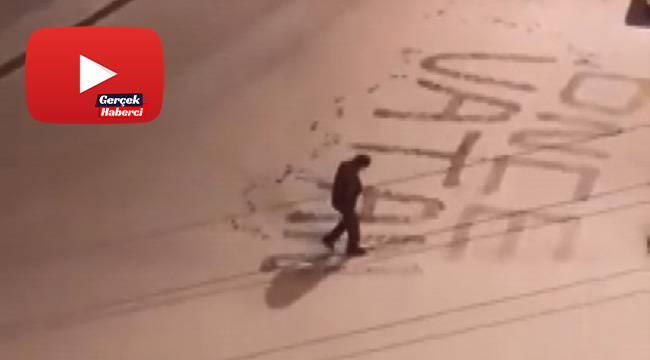Polis memuru vatan sevgisini karla kaplı yola yazdı