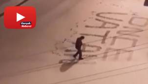 Polis memuru vatan sevgisini karla kaplı yola yazdı