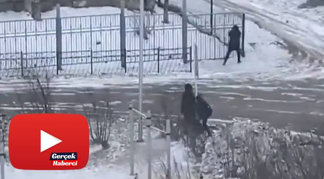 Rusya'da fırtınaya yakalananlar tabelalara sarıldı