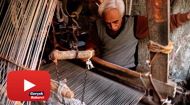 Türkülere konu olan kilimi türkü söyleyerek dokuyor