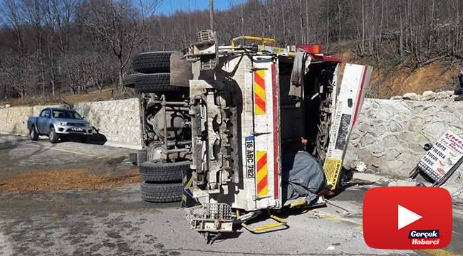 Uludağ yolunda kamyonun devrilme anı kamerada