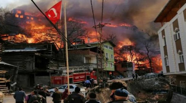 Artvin'de köyde yangın: 50'ye yakın ev alev aldı