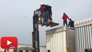 Avrupa'ya kaçmak için dorsede sabahlayan göçmenler forkliftle böyle çıkarıldı