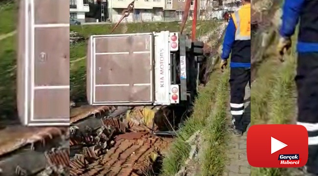 Babasından izinsiz kamyoneti aldı, gecekondunun çatısına uçtu