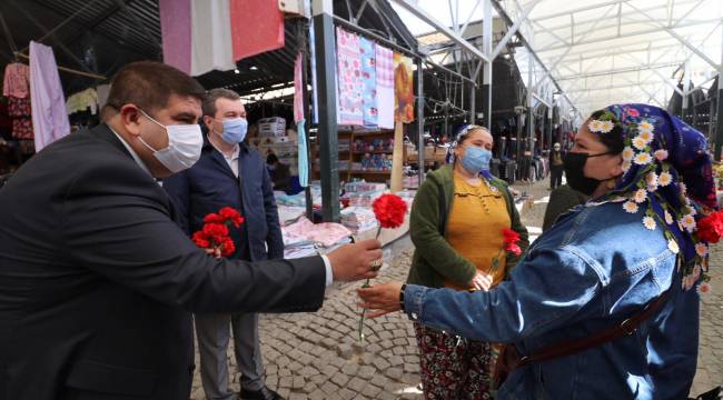 Başkan Koştu, Pazaryeri’nde çiçek dağıttı