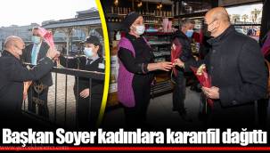 Başkan Soyer kadınlara karanfil dağıttı