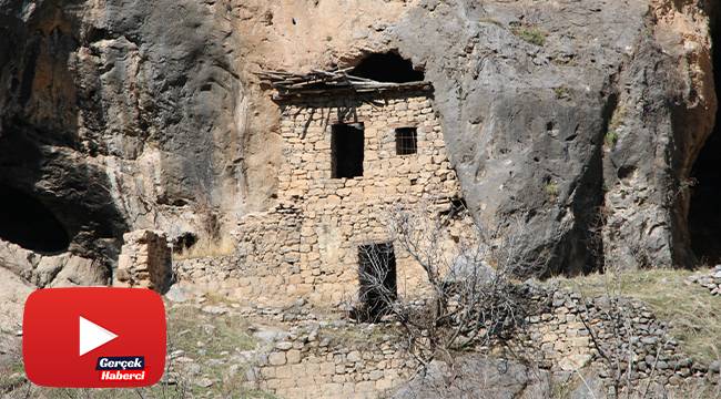 Bin 226 yıllık kayaya yapışık dubleks evler görenleri hayretler içinde bırakıyor