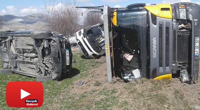 Cipleri taşıyan tır yoldan çıktı, sıfır araçlar tarlaya savruldu