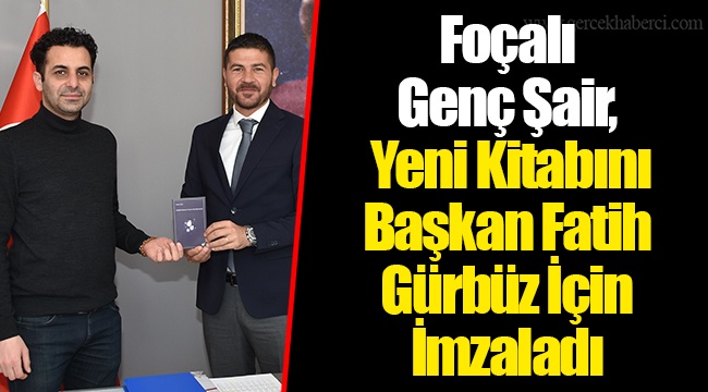 Foçalı Genç Şair, Yeni Kitabını Başkan Fatih Gürbüz İçin İmzaladı