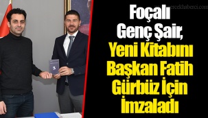 Foçalı Genç Şair, Yeni Kitabını Başkan Fatih Gürbüz İçin İmzaladı