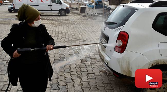 Gündüz oto yıkama akşamları ise evinin işlerini yapıyor