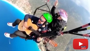 İki bin metrede gitarla uçtu