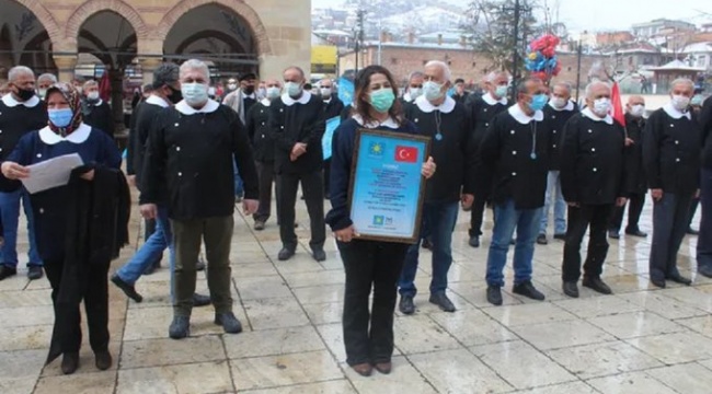 İYİ Parti’den ‘Andımız’ eylemi: Siyah önlük giyip meydanda okudular