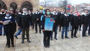 İYİ Parti’den ‘Andımız’ eylemi: Siyah önlük giyip meydanda okudular