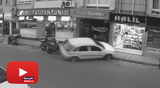 Kaldırıma çıkan aracın altında kalmaktan saniyelerle kurtuldular