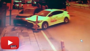 Kırmızı ışıkta geçen taksi, kadın sürücünün aracına çarptı
